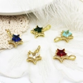 Vue détaillée de pendentifs étoiles colorés avec zircon sur fond de dentelle - Étoile Vert Émeraude (4688959380597)