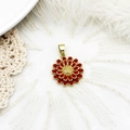 Detail eines Sonnenblumenanhängers mit roter Emaille und Goldbeschichtung auf Spitze - S1 / Rotes Gänseblümchen