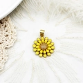 Detail von Sonnenblumen-Anhänger mit gelber Emaille und 18K Goldbeschichtung auf Kupfer - S1 / Gelbe Gänseblümchen