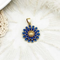 Detail des blauen Gänseblümchen-Anhängers mit 18K Goldbeschichtung und strukturierter Mitte - S1 / Blaues Gänseblümchen