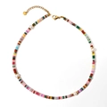 Bunte Perlenkette mit echten Perlen und goldenen Metallelementen auf weißem Grund - Mehrfarbiger Perlenverzierter Stil (N866)