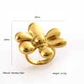 Detailansicht eines 18K vergoldeten Edelstahlrings in Blumenform mit Maßen - 3D Fünfblättrige Blume (H)