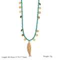 Boho Türkis Perlenkette mit goldenem Fisch Anhänger und runden Metallic Akzenten - Grüne Perlen Fisch Stil (N1202)