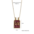 Nahaufnahme des goldfarbenen Edelstahl-Anhängers mit lila Emaille und Tierkreis-Design - Zwillinge