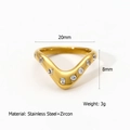 Eleganter goldener V-Ring aus Edelstahl mit rechteckigen und runden Zirkonia-Steinen - US 7 / Geometrisches Reihenband (R427)