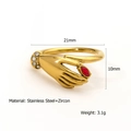 Goldener Edelstahlring in Handform mit Zirkonia und rotem Stein im Marquise-Schliff - US 7 / Hand Greift Edelstein Stil (R423)