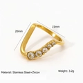 Eleganter vergoldeter Edelstahlring in V-Form mit fünf funkelnden Zirkoniasteinen - US 7 / Wellenförmiger Micro-Pave V-Ring (R426)