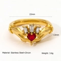 Vergulde Claddagh ring met een rood hart zirkoon en rechthoekige witte stenen - Claddagh Stijl Hart (R424)