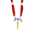 Collar de pañuelo de seda con cordón rojo, cuentas azules y dijes de pescado - Estilo Colgante de Fresa y Pez con Pañuelo Rojo Brillante (N25757)