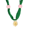 Collar de seda verde con cuentas rosas y colgante de ángel dorado de los zodiacos - Capricornio