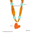 Gelbe florale Seidenschal-Halskette mit orangem Herzanhänger und türkisfarbenen Perlen - Gelber Stoff Oranges Herz (N25720)