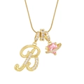 Detail van de gouden ketting met zirkonia-letter B en roze hart-Saturnus-hanger - Letter B Hart Planeet Halsketting (Met Roestvrij Stalen Slangenketting) / Goud