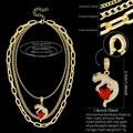 Makro-Detail der dreilagigen Goldkette mit Leopardenanhänger und Herz-Zirkonia - Gold Leopard Hält Ball Anhänger