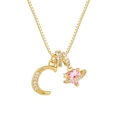Detalle del collar dorado con colgante letra C y planeta corazón rosa con circonitas blancas - Letra C