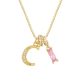 Detalle del collar de oro de 18K con colgante letra C, piedra rosa y circonitas brillantes - Letra C / Dorado