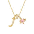 Detalle del collar dorado con letra J, piedra de corazón rosa y colgante de planeta - Letra J