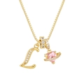Detalle de cadena dorada con letra L de circón y colgante de planeta corazón rosa brillante - Letra L