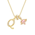 Detalle de cadena box dorada con letra Q pavé y colgante de Saturno con corazón rosa - Letra Q
