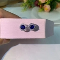Détail macro de boucles d'oreilles halo saphir avec micro-pavé de zircone sur support - Bleu Spinelle