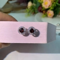 Boucles d'oreilles rondes en argent avec pierre centrale rouge et halo de cristaux - Rouge grenat