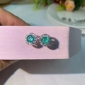 Boucles d'oreilles halo élégantes avec zircon vert rond et accents de pierres blanches - Vert Glacé