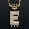 Detailopname van hiphop hanger letter E met kroon en druppel-effect in goudkleur - Letter E / Goud