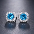 Elegante vierkante oorknopjes met blauwe edelsteen en halo van witte zirkonia steentjes - Meerblauw