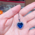 Detailansicht des Herz des Ozeans Anhängers mit blauem Zirkon, in der Hand gehalten - Saphirblau Versilbert Mit Titanstahlkette