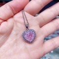 Makroaufnahme der Herz-Halskette mit rosa Stein und mikro-gefassten Zirkonia-Kristallen - Eisrosa Versilbert Mit Titanstahlkette