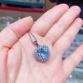 Elegante Halskette Herz des Ozeans mit hellblauem Herzanhänger, in der Hand gehalten - Weißer Zirkonia Versilbert Mit Titanstahlkette