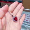 Funkelnde Halskette mit rotem Herzanhänger und Zirkoniasteinen für Damen - Rosenrot Versilbert Mit Titanstahlkette