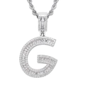 Dettaglio del ciondolo lettera G in argento con zirconi baguette e catena a corda ritorta - Lettera G / un solo ciondolo, senza catena / Argento
