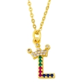 Detail der goldenen Krone Halskette mit Buchstabe L und buntem Zirkon-Inlay-Design - L