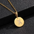 Detalle del colgante dorado con la letra X y circonitas cúbicas con acabado pulido fino - Letra X