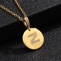 Detalle macro del colgante redondo dorado con letra Z de circón en cadena fina - Letra Z