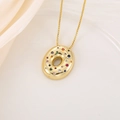Détail du collier doré avec pendentif donut serti de zircons colorés sur soie - Lettre O