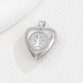Makroaufnahme des silbernen Herzanhängers mit Benediktus-Medaille und funkelnden Zirkonia - Anhänger mit Satellitenkette / Jungfrau Maria A