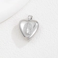 Makroaufnahme von Herz-Medaillon aus Silber mit religiösem Relief und Zirkonia-Steinen - Anhänger mit Satellitenkette / Jungfrau Maria B