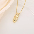 Détail du collier pendentif capsule dorée avec pierres de zircon colorées et chaîne - Lettre I