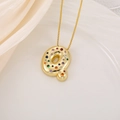 Macro d'un pendentif lettre Q dorée serti de zircons colorés sur fond de soie - Lettre Q