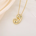Détail du pendentif lettre J dorée avec pierres de zircon colorées sur chaîne fine - Lettre J