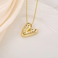 Vue macro du pendentif coeur doré avec zircone colorée et finition miroir poli brillant - Lettre V