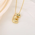Collier avec pendentif lettre E 3D dorée orné de zircons colorés sur une chaîne dorée - Lettre E