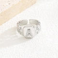 Versilberter offener Ring mit Mikro-Pave-Buchstabe A und strukturierter Ringschiene - Buchstabe A Stil