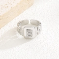 Nahaufnahme von silbernem Ring mit Buchstaben B, Zirkonia-Besatz und Gliederketten-Band - Buchstabe B Stil