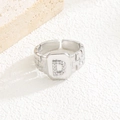Detail eines silbernen verstellbaren Rings mit Zirkonia-Buchstabe D und strukturierter Band - Buchstabe D Stil