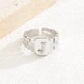 Detailansicht eines silbernen verstellbaren Rings mit Zirkonia-Buchstaben J - Buchstabe J Stil