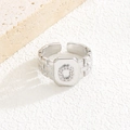 Details des silbernen Siegelrings mit Mikro-Zirkonia und geometrischer Textur am Ringband - Buchstabe O Stil