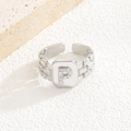 Detailansicht der silbernen geometrischen Ring mit Zirkonia-Buchstaben P Einlage - Buchstabe P Stil