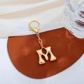 Elegante portachiavi con lettera M placcato oro 18K con finitura lucida su base in pelle - M